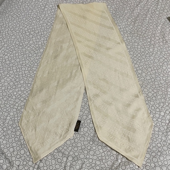 Louis Vuitton Elegant Cream Scarf - Picture 2 of 7